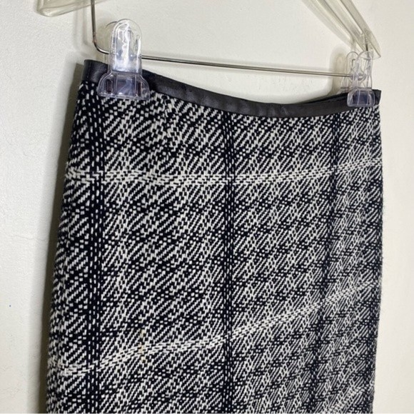 MaxMara Weekend Black & White Wool Blend Mini Snap Button Wrap Skirt - Picture 3 of 15